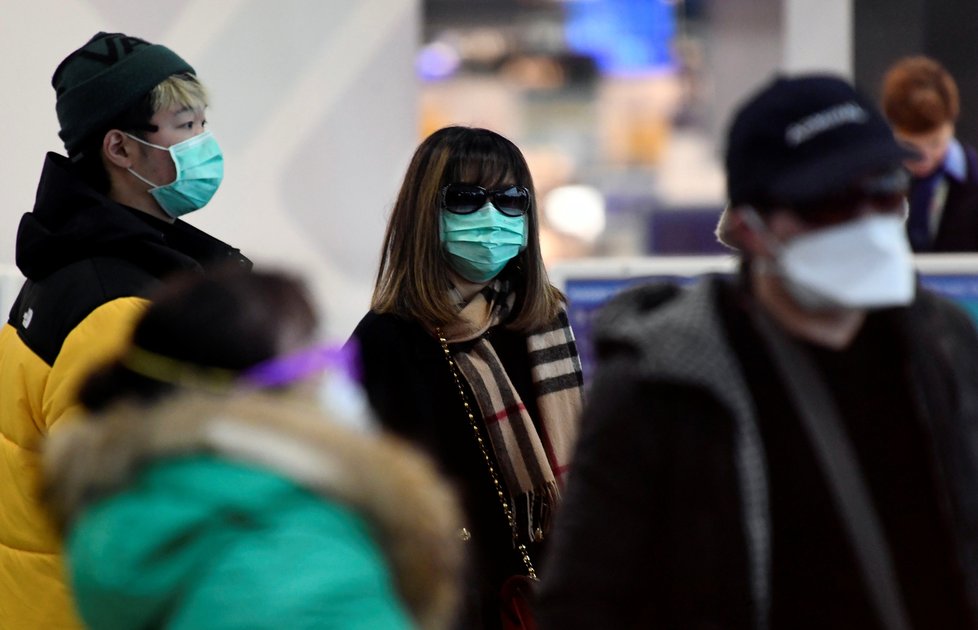 Bezpečnostní opatření zavedená kvůli koronaviru: V italském Milánu se lidé pohybují jedině v maskách.