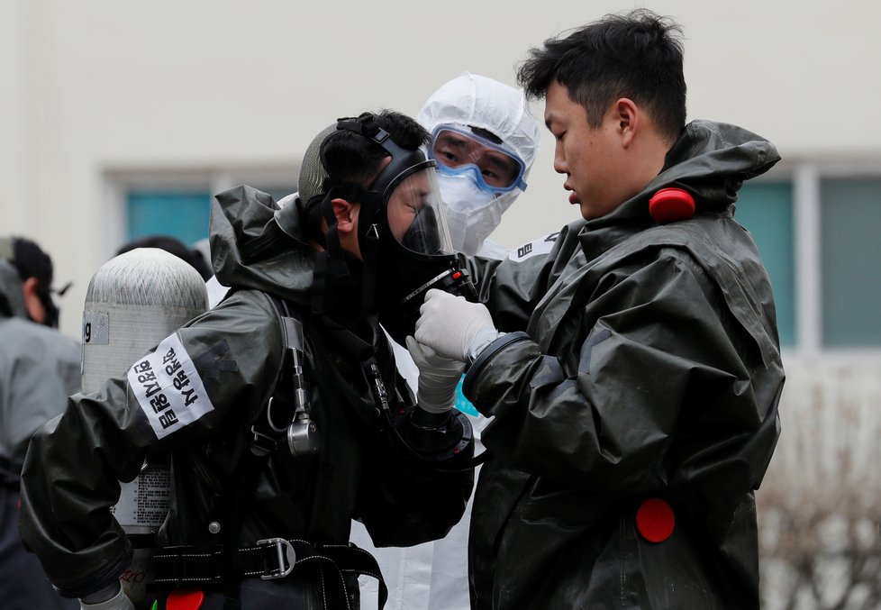 Bezpečnostní opatření zavedená kvůli koronaviru: Dezinfekce jihokorejských ulic