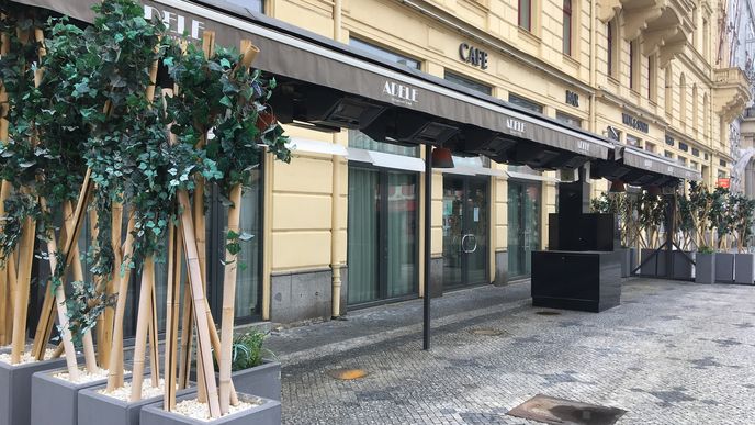 Start sezóny zhatilo zahradním restauracím počasí