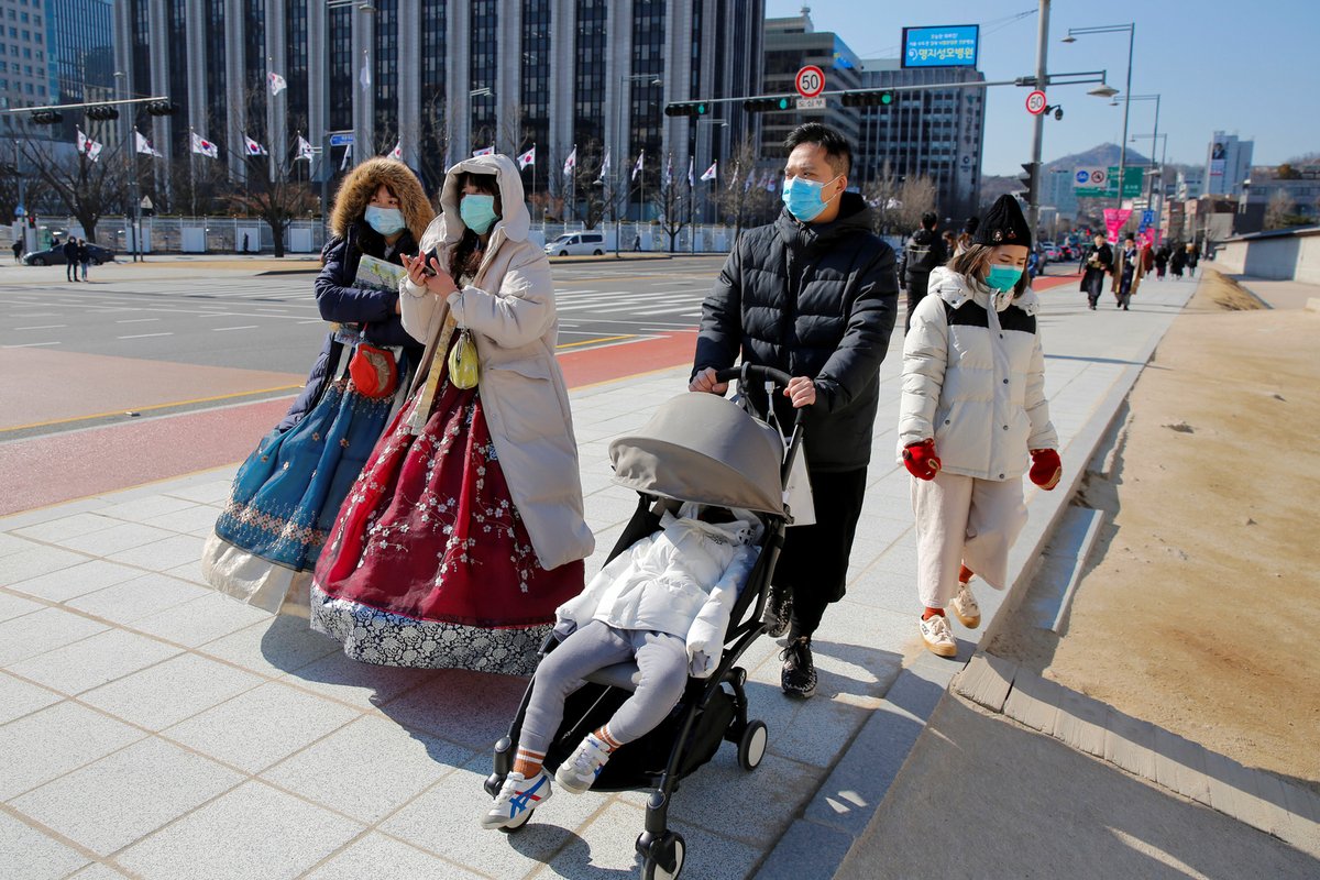 Kvůli epidemii koronaviru platí přísná bezpečnostní opatření jako měření teploty nebo rouška, snímek z jihokorejského Soulu.