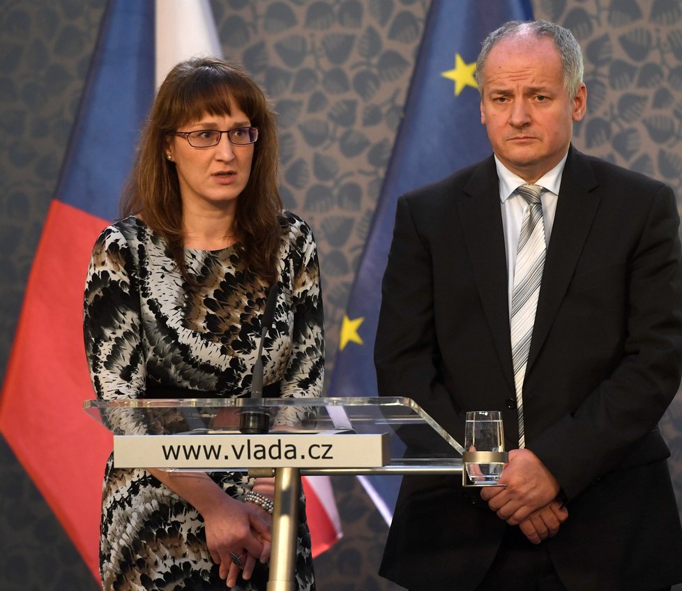 Zleva hlavní hygienička Eva Gottvaldová a náměstek ministra zdravotnictví Roman Prymula vystoupili 2. března 2020 v Praze na tiskové konferenci po pravidelném jednání Bezpečnostní rady státu, která se zabývala zejména situací kolem koronaviru.