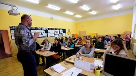 Miloslav Palát, ředitel Základní školy Řezníčkova v Olomouci, seznámil vyučující se závěry Bezpečnostní rady města Olomouce a diskutoval s nimi o výuce samostudiem. (11. 3. 2020)