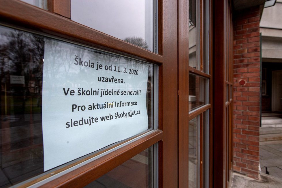 Základní, střední i vysoké školy v Česku zůstanou zavřené. Gymnázium J. K. Tyla v Hradci Králové (11.3.2020)