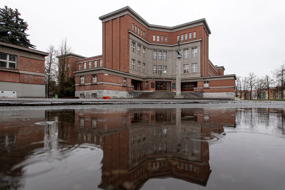 Základní, střední i vysoké školy v Česku zůstanou zavřené. Gymnázium J. K. Tyla v Hradci Králové. (11.3.2020)