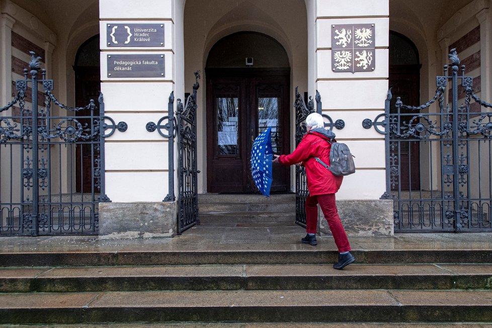 Základní, střední i vysoké školy v Česku zůstanou zavřené. Pedagogická fakulta Univerzity Hradec Králové (11. 3. 2020).