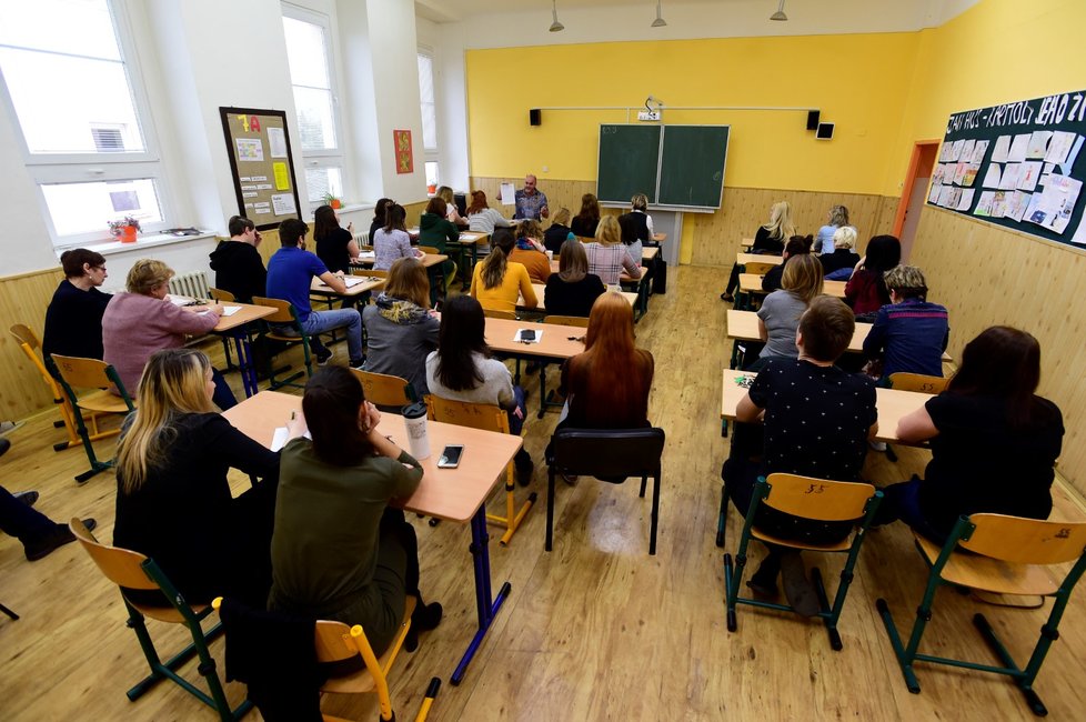 Miloslav Palát, ředitel Základní školy Řezníčkova v Olomouci, seznámil vyučující se závěry Bezpečnostní rady města Olomouce a diskutoval s nimi o výuce samostudiem. (11.3.2020)