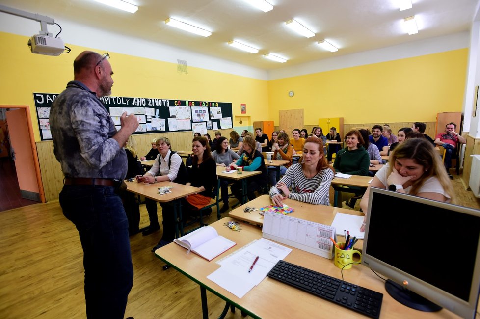 Miloslav Palát, ředitel Základní školy Řezníčkova v Olomouci, seznámil vyučující se závěry Bezpečnostní rady města Olomouce a diskutoval s nimi o výuce samostudiem (11. 3. 2020).