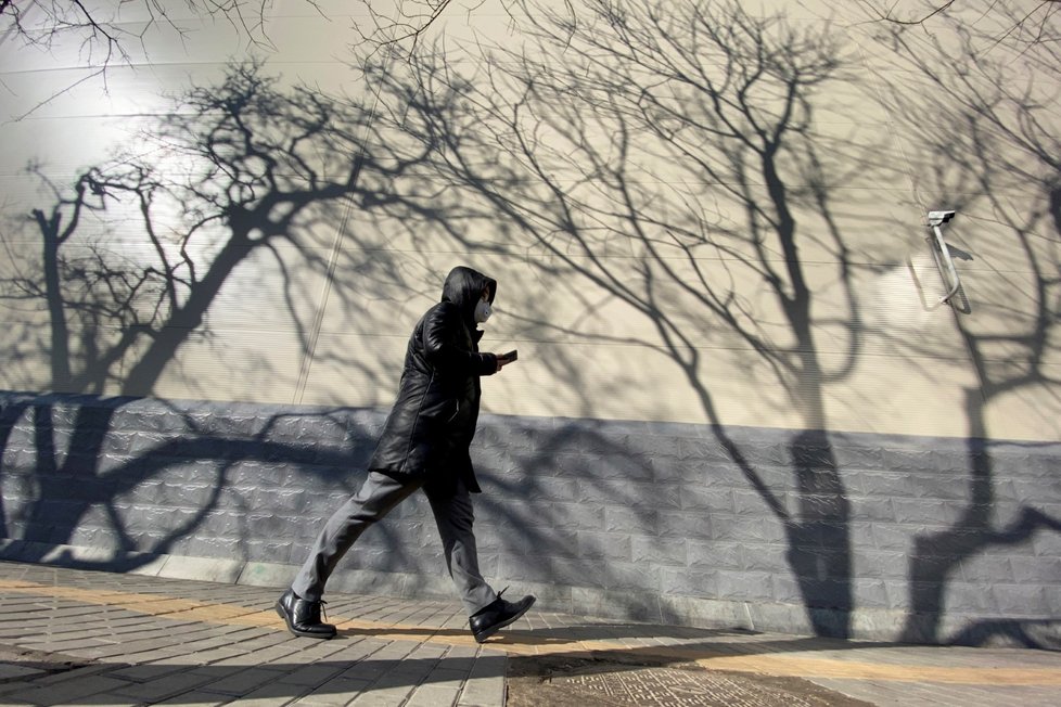 Muž v roušce v Pekingu (3. 3. 2020)
