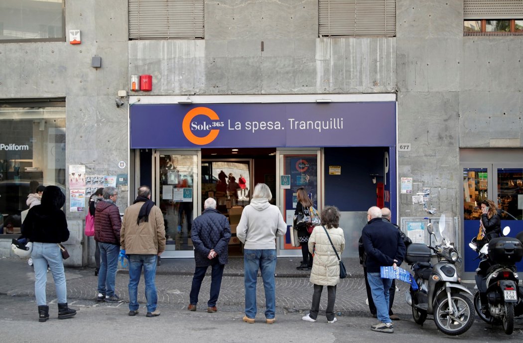 Lidé v Itálii stojí ve frontě a čekají na otevření obchodu (11.3.2020)