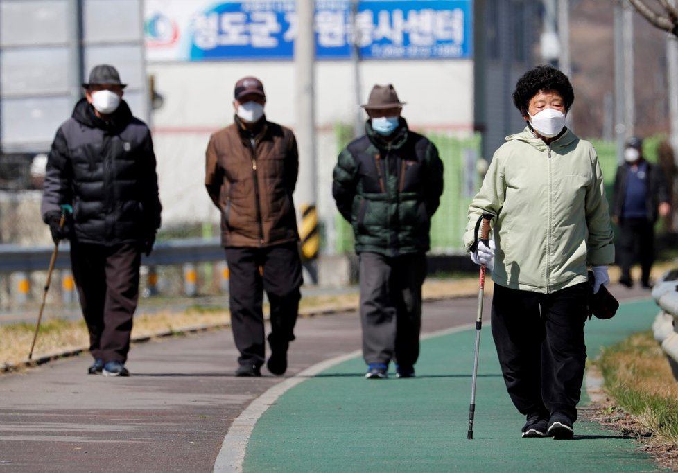 Lidé s rouškami v jihokorejském Daegu (11. 3. 2020)