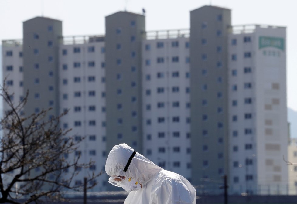 Lékař v ochranném obleku v jihokorejském Daegu (11.3.2020)