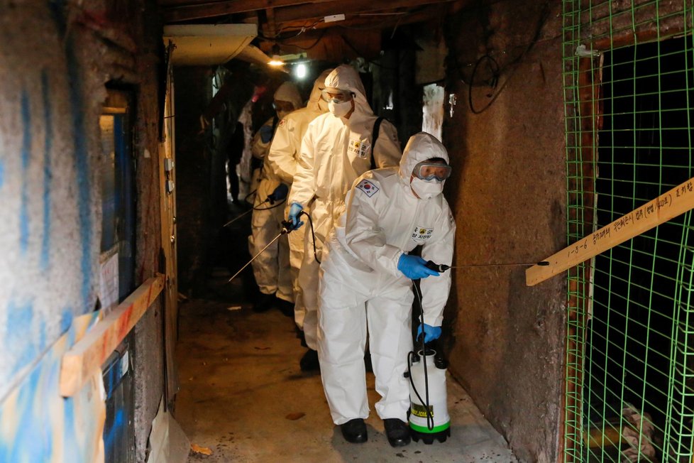Pracovníci dezinfikují jihokorejský Seoul jako prevenci proti koronaviru (3.3.2020)