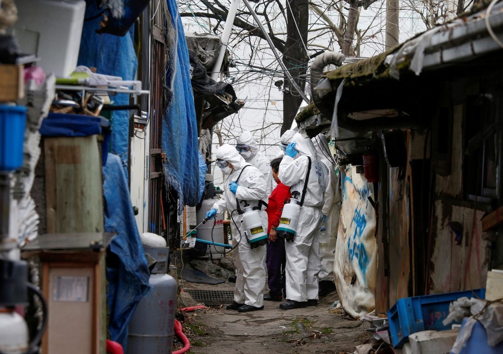 Pracovníci dezinfikují jihokorejský Seoul jako prevenci proti koronaviru (3.3.2020)