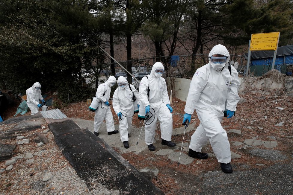 Pracovníci dezinfikují jihokorejský Soul jako prevenci proti koronaviru (3.3.2020).