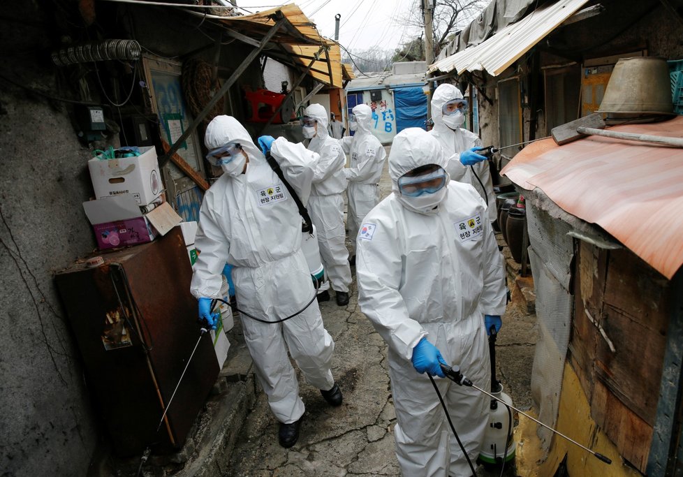 Pracovníci dezinfikují jihokorejský Soul jako prevenci proti koronaviru (3.3.2020).