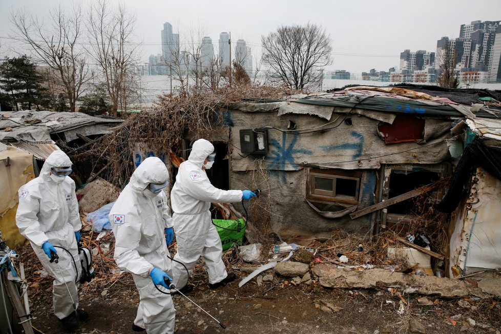 Pracovníci dezinfikují jihokorejský Seoul jako prevenci proti koronaviru (3.3.2020)