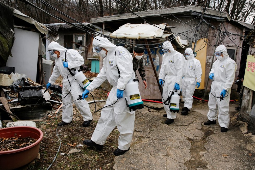 Pracovníci dezinfikují jihokorejský Soul jako prevenci proti koronaviru (3.3.2020).