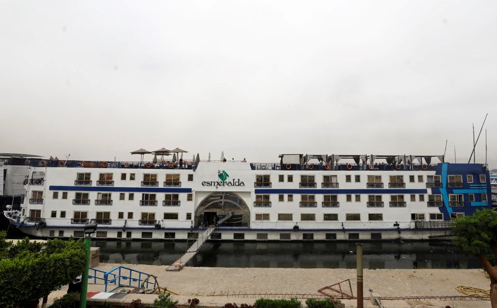 Turisté byli drženi v karanténě na egyptské výletní lodi Esmeralda. (10.3.2020)