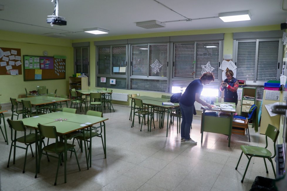 Prázdná třída ve škole v Madridu (11. 3. 2020)