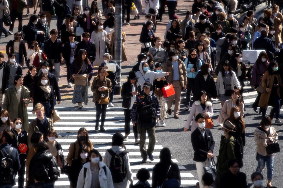Lidé v rouškách v Tokiu (3.3.2020)