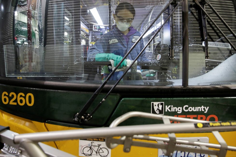 Pracovníci dezinfikují autobus v Seattlu (2.3.2020)