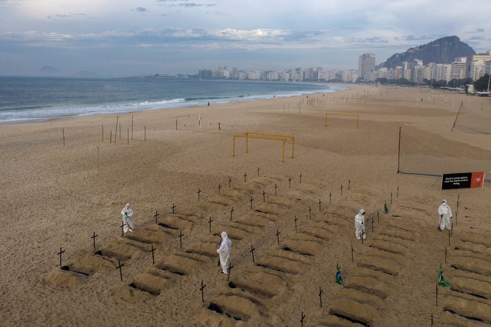 Aktivistí v Riu vykopali na pláži Copacabana symbolické hroby pro oběti koronaviru (11. 6. 2020)