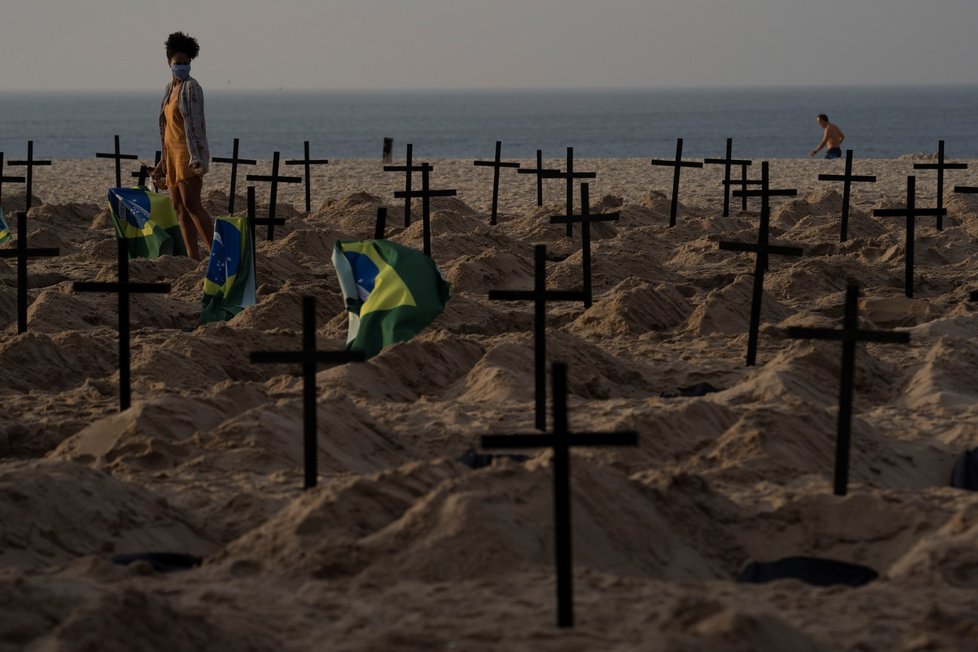 Aktivistí v Riu vykopali na pláži Copacabana symbolické hroby pro oběti koronaviru (11. 6. 2020)