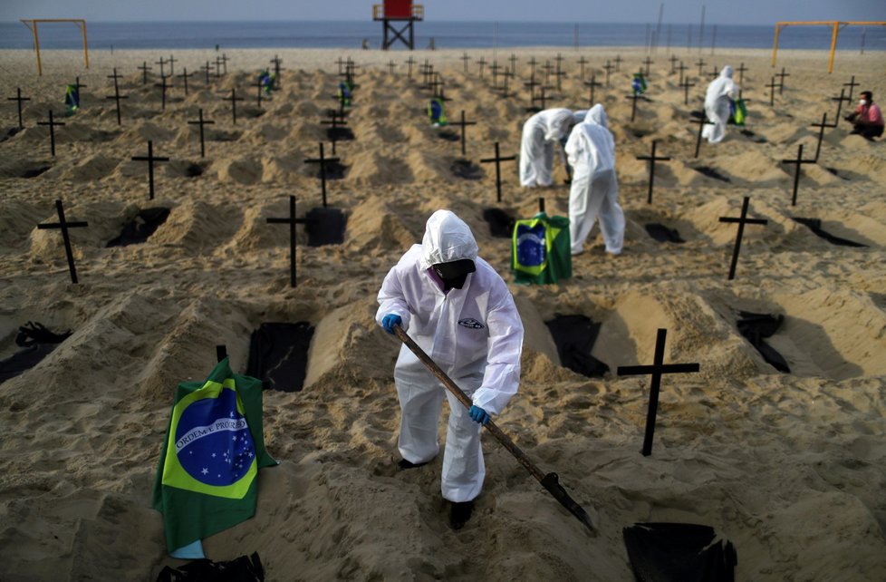 Aktivistí v Riu vykopali na pláži Copacabana symbolické hroby pro oběti koronaviru (11. 6. 2020)