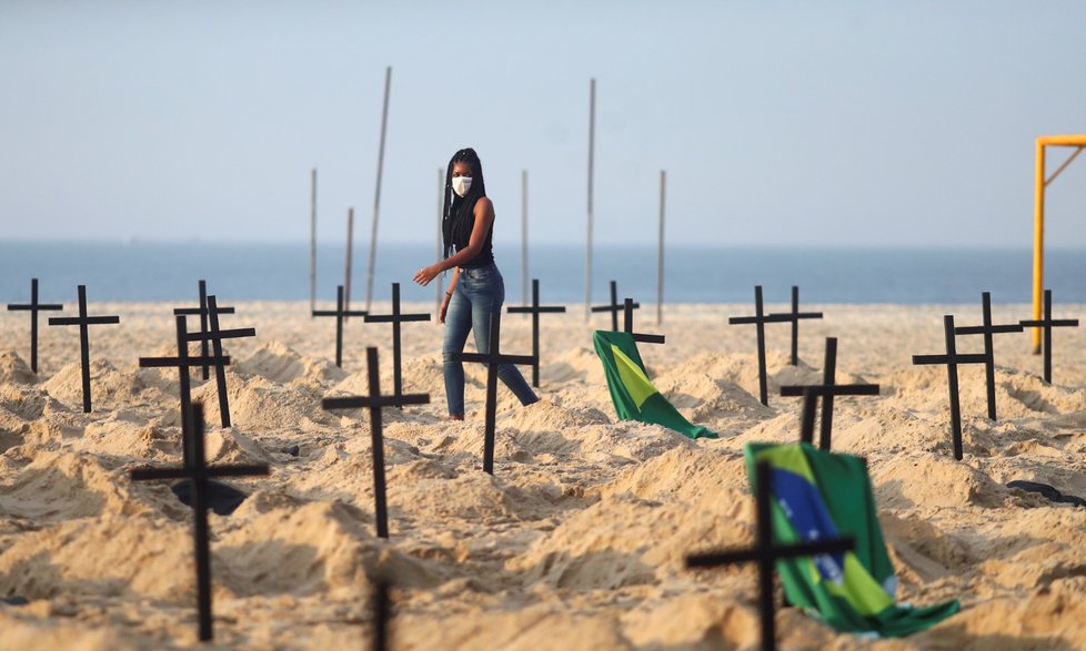 Aktivistí v Riu vykopali na pláži Copacabana symbolické hroby pro oběti koronaviru (11. 6. 2020)