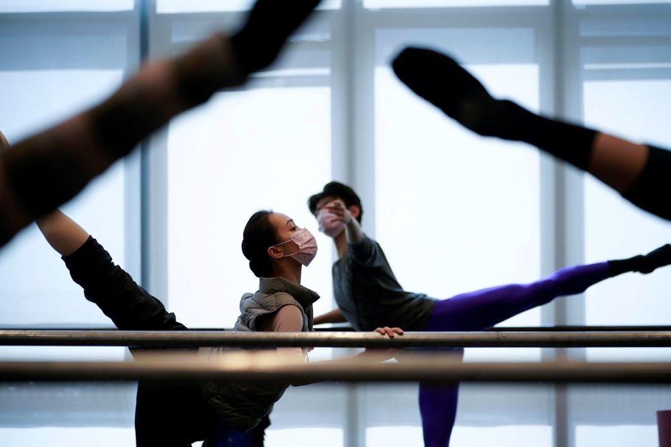 Šanghajské baletky trénují s nasazenými rouškami