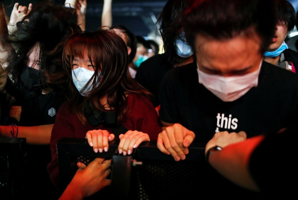 Koncert kapely v hongkongském klubu Hidden Agenda si fanoušci užívají hudbu s rouškami přes obličej