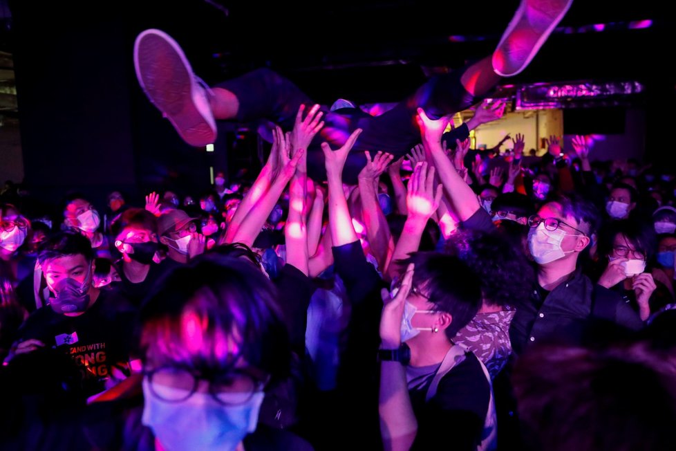 Koncert kapely v hongkongském klubu Hidden Agenda si fanoušci užívají hudbu s rouškami přes obličej