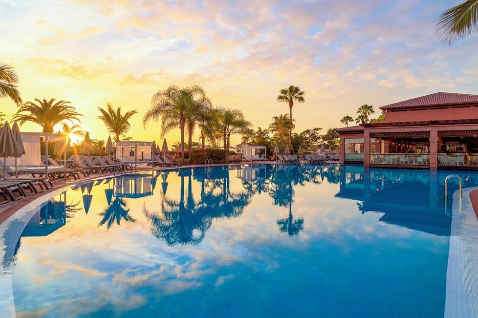 Hotel H10 Costa Adeje Palace na Tenerife, který je kvůli podezření na koronavirus uzavřen.