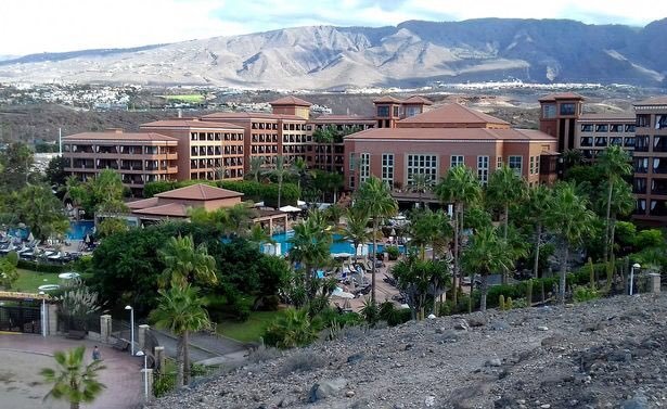 Hotel H10 Costa Adeje Palace na Tenerife, který je kvůli podezření na koronavirus uzavřen.