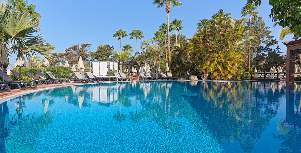 Hotel H10 Costa Adeje Palace na Tenerife, který je kvůli podezření na koronavirus uzavřen.