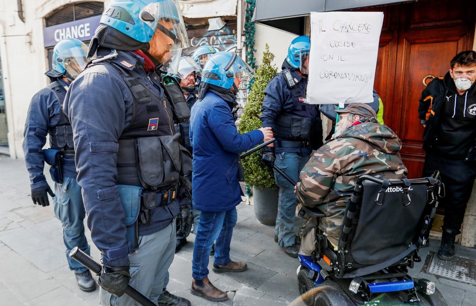 V Římě probíhají protesty kvůli zrušení rodinných návštěv ve věznicích (10.3.2020)