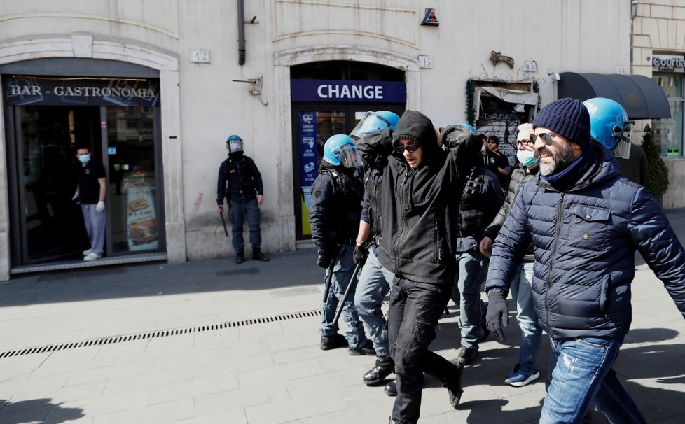 V Římě probíhají protesty kvůli zrušení rodinných návštěv ve věznicích (10.3.2020).