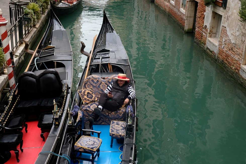 Kanály v Benátkách zejí prázdnotou (10.3.2020)