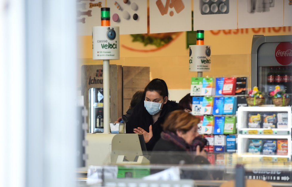 Obchody v Itálii zejí prázdnotou (10.3.2020)