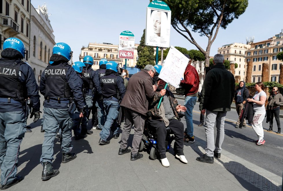 V Římě probíhají protesty kvůli zrušení rodinných návštěv ve věznicích (10.3.2020).