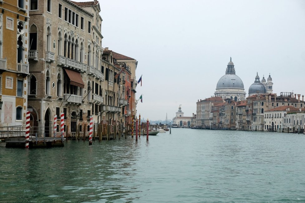 Kanály v Benátkách zejí prázdnotou (10.3.2020).