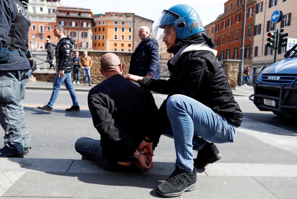 V Římě probíhají protesty kvůli zrušení rodinných návštěv ve věznicích. (10.3.2020)