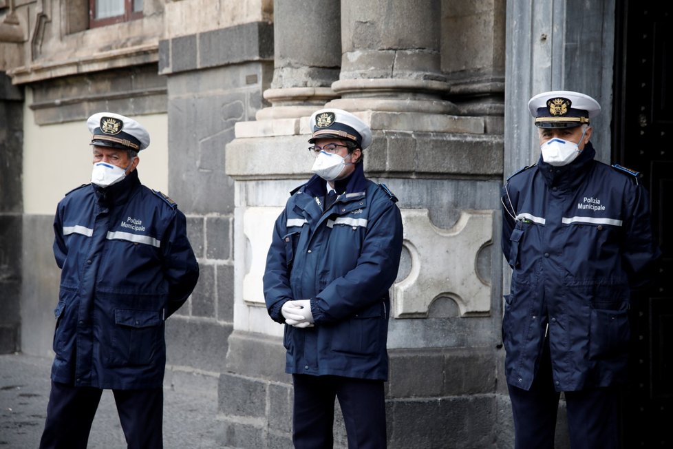 Lidé v Itálii bojují s epidemií koronaviru. (10.3.2020)