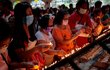 Lidé v ochranných rouškách se modlili nad zapálenými svíčkami u oltáře Matky ustavičné pomoci