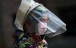 Ve Wuhanu nosí někteří přes obličejovou roušku i průhledný štít