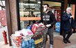 Lidé v supermarketu v italském Casalpusterlengu, které je uzavřeno pro nákazu koronavirem