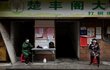 Lidé v obytné čtvrti ve Wu-chanu, odkud koronavirová nákaza přišla