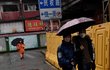 Lidé v ochranných maskách u barikád ve Wu-chanu, odkud koronavirová nákaza přišla