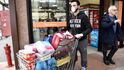 Lidé v supermarketu v italském Casalpusterlengu, které je uzavřeno pro nákazu koronavirem