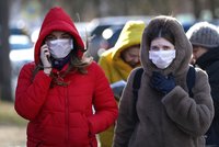 Špinavý kšeft s panikou v Česku: Roušky a respirátory za 5 000 na ruku